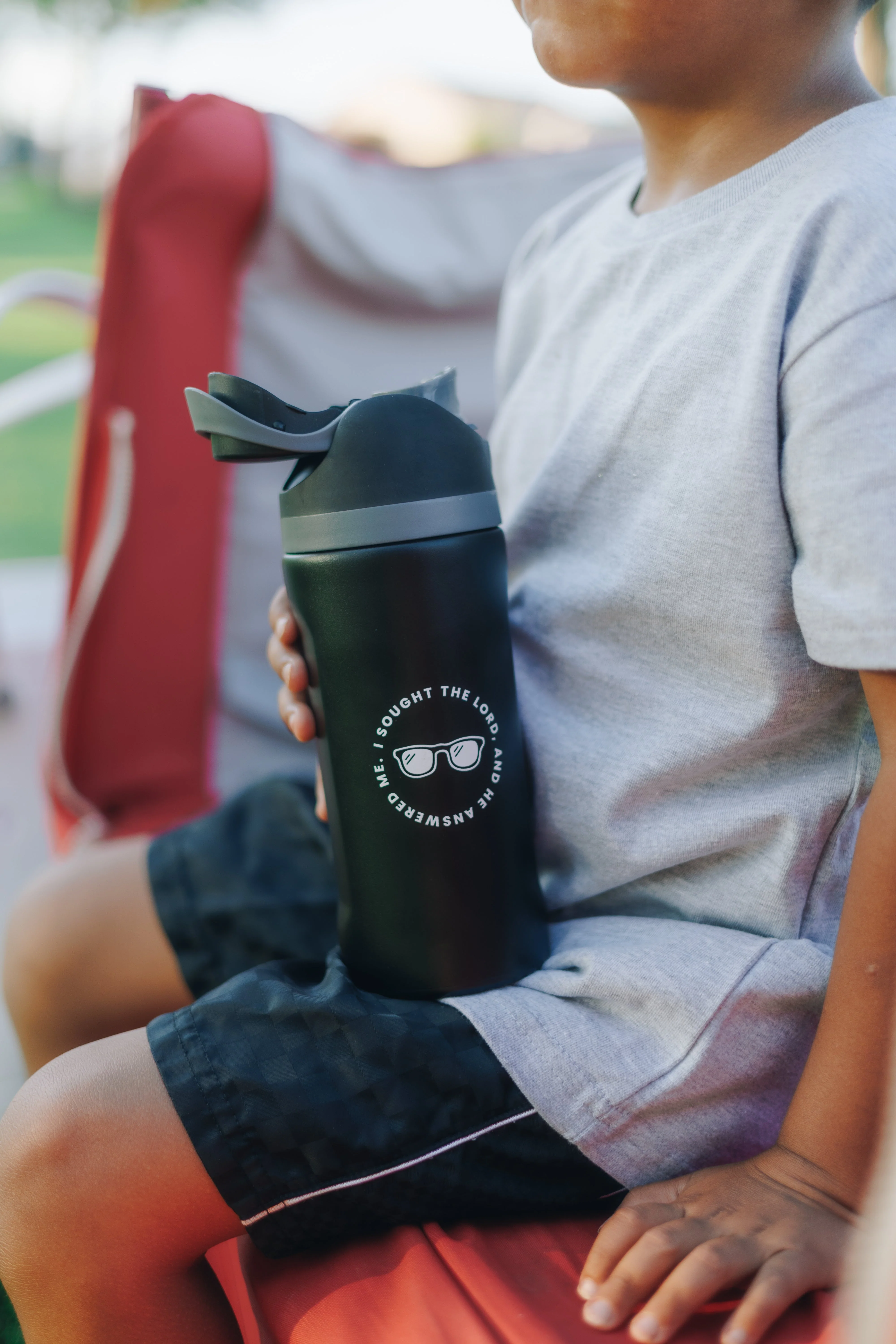 I Sought the Lord Black Kids Water Bottle - Image 2