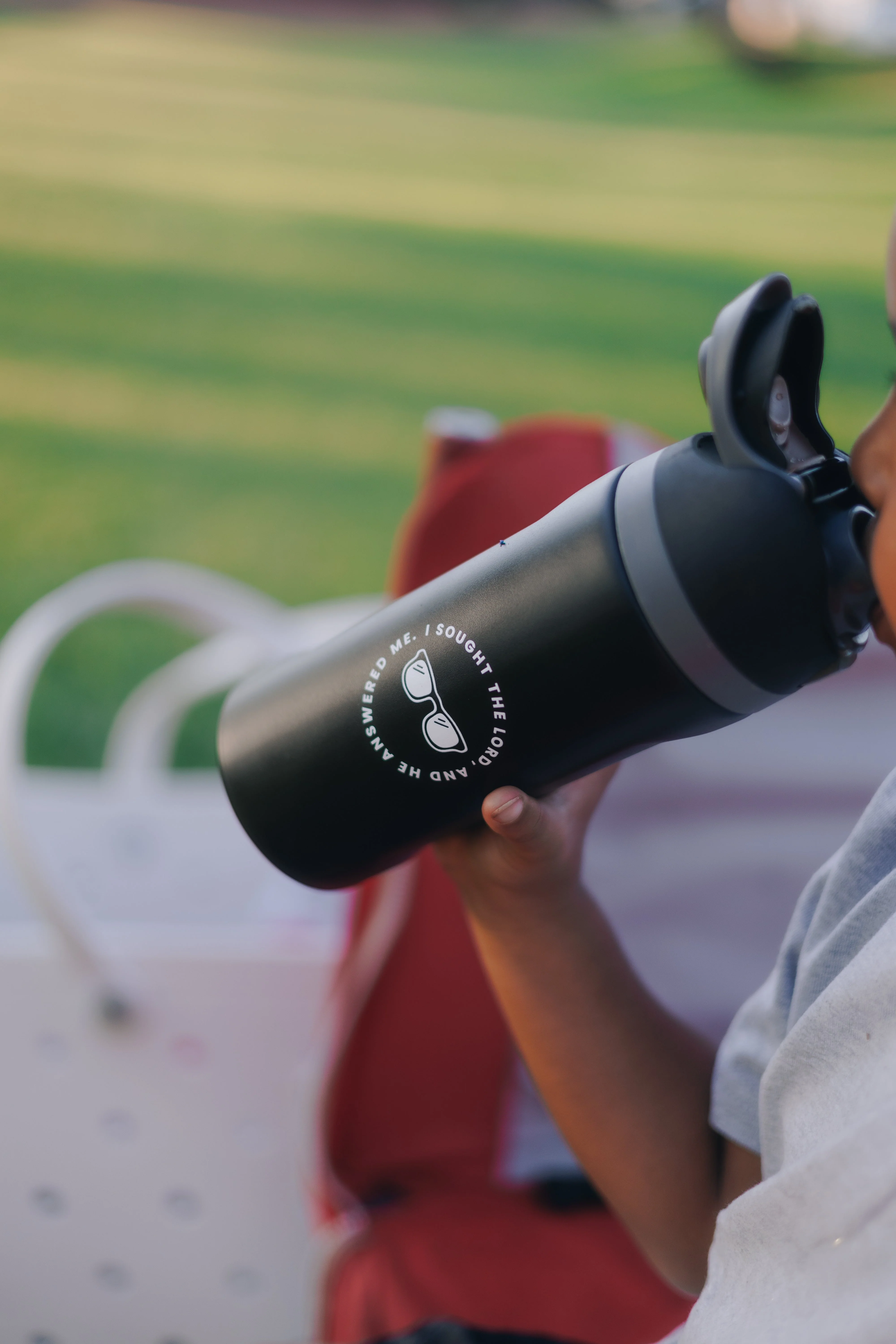 I Sought the Lord Black Kids Water Bottle - Image 3